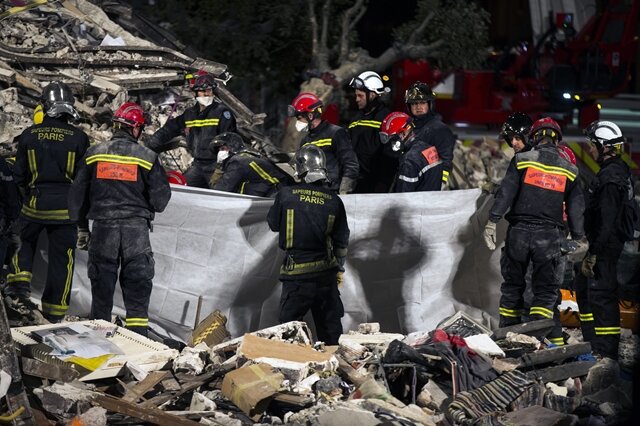<p>
	Unter den Toten sind drei Kinder. Das vierstöckige Gebäude war am Sonntag nach einer Explosion fast vollständig in sich zusammengebrochen. Mögliche Unglücksursache war nach Angaben von Frankreichs Innenminister Bernard Cazeneuve ausströmendes Gas, das explodierte.<br />
	<br />
	&nbsp;</p>
