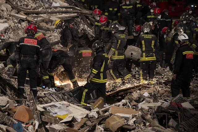 <p>
	Beim Einsturz eines Wohnhauses in Rosny-sous-Bois östlich von Paris sind mindestens sieben Menschen getötet worden. Die Feuerwehr entdeckte am Montagmorgen ein weiteres Opfer unter dem riesigen Trümmerberg.<br />
	&nbsp;</p>
