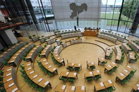 <p>
	Vier Fraktionen werden künftig im Landtag Sachsen vertreten sein. Die CDU hält 59 Sitze, die Linke 27, SPD 18, AfD 14 und Grüne 8 Sitze.</p>
