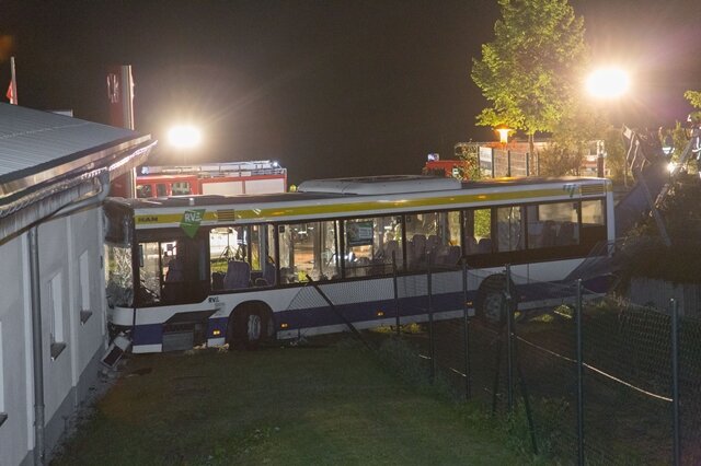 <p>
	Ein Bus ist am Montagabend auf dem Firmengelände der Verkehrsbetriebe am Gewerbering an der B101 in Annaberg-Buchholz durch eine Leitplanke gebrochen und zwei Meter in die Tiefe gestürzt.</p>
