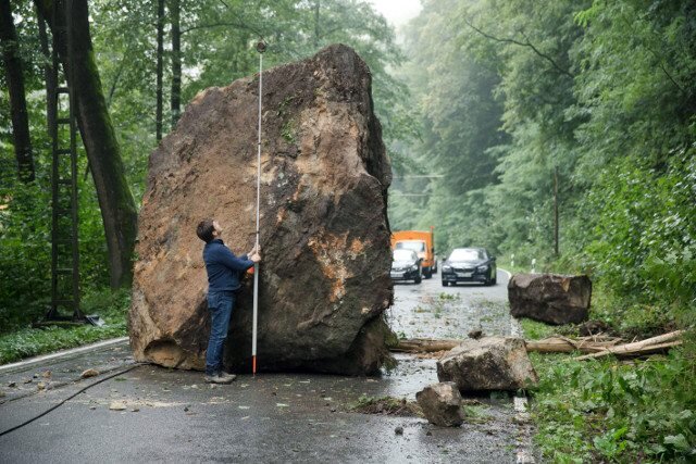 <p>
	Ein rund 50 Tonnen schwerer Felsbrocken ist am frühen Dienstagmorgen auf eine Straße in Bad Schandau (Landkreis Sächsische Schweiz-Osterzgebirge) gestürzt.</p>
