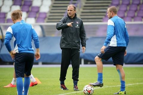 <p>
	Wenn ein neuer Coach gefunden ist, ist es laut Präsident Lothar Lässig sogar möglich, dass sich Aue vor der nächsten Ligapartie am 13. September bei Aufsteiger SV Darmstadt 98 in ein Trainingslager begibt.</p>
