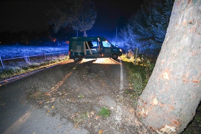 <p>
	Nach Angaben der Polizei geriet der Mercedes Sprinter durch den Anstoß ins Schleudern, stieß gegen einen zweiten Baum.</p>
