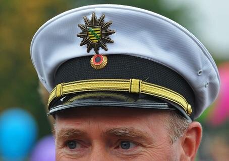 <p>
	Sachsens Verkehrspolizisten tragen wieder weiße Mützen.</p>
