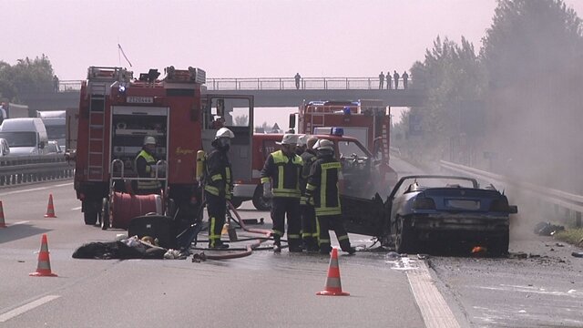 <p>
	Ein BMW Cabrio ist am Donnerstagmittag bei einem Unfall auf der A72 Richtung Hof komplett ausgebrannt.</p>
