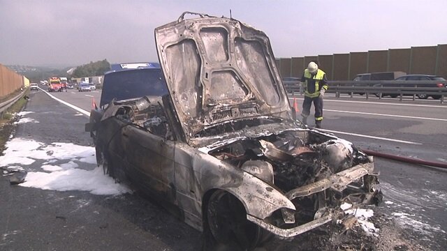 <p>
	Fahrzeugteile wurden auch auf die Gegenfahrbahn geschleudert. Trotz des schnellen Einsatzes der Feuerwehr brannte der Wagen vollständig aus.<br />
	&nbsp;</p>
