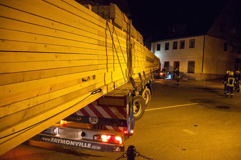 <p>
	Der 34 Meter lange und Laster wollte nach links in die Schwarzenberger Straße abbiegen. „Wir verstehen das nicht“, sagt einer der LKW Fahrer. „Die Route wurde von den Behörden so vorgeschrieben und genehmigt.“&nbsp;</p>
