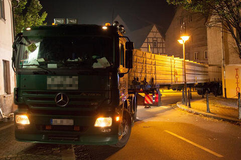 <p>
	Ein Schwerlasttransport hat sich am Freitagfrüh in Grünhain–Beierfeld auf der Zwönitzer Straße verkeilt.&nbsp;</p>
