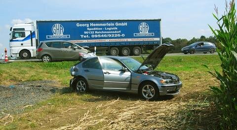 <p>
	Ein an der Kreuzung bei Rot haltender BMW wurde von einen Opel gerammt und nach rechts in ein Maisfeld geschoben.</p>
