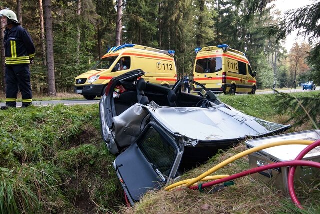 <p>
	Die Skoda-Fahrerin sowie deren Beifahrer wurden schwer verletzt. Der Beifahrer musste von der Feuerwehr mit hydraulischem Gerät aus dem Fahrzeug geborgen werden.</p>
