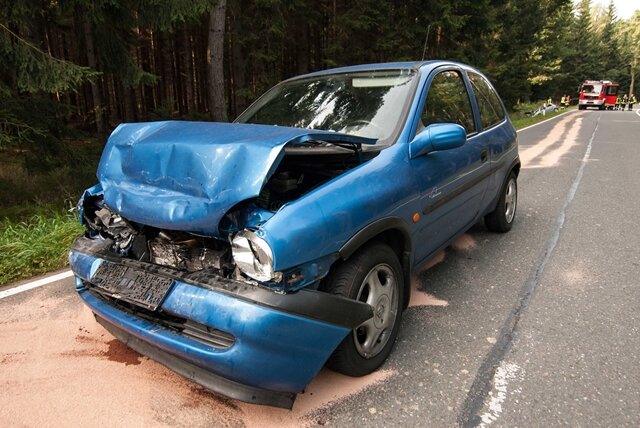 <p>
	Der Opel fuhr auf den Skoda auf, der durch die Wucht des Aufpralls in den Graben geschleudert wurde.</p>
