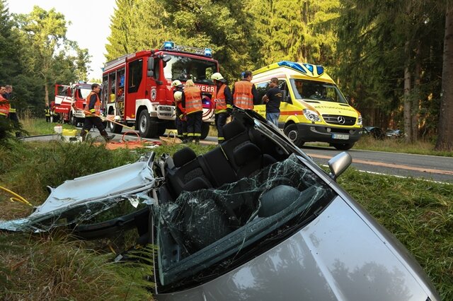 <p>
	Zu einem schweren Verkehrsunfall kam es am Sonntagmorgen auf der Staatsstraße 194 zwischen Naundorf und Grillenburg. Wie die Polizei vor Ort informierte, hatte eine Opel-Fahrerin einen vorrausfahrenden Skoda übersehen, der in einen Waldweg abbiegen wollte.</p>
