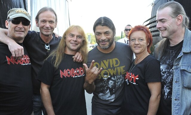 <p>
	Die Band Nobody aus Markneukirchen traf am Samstag eines ihrer Idole. Reiner Wild, Tino Koch, Jens Meinl, Silke Neudel und René Reiner mit Robert Trujillo (Mitte), dem Bassisten von Metallica.</p>

