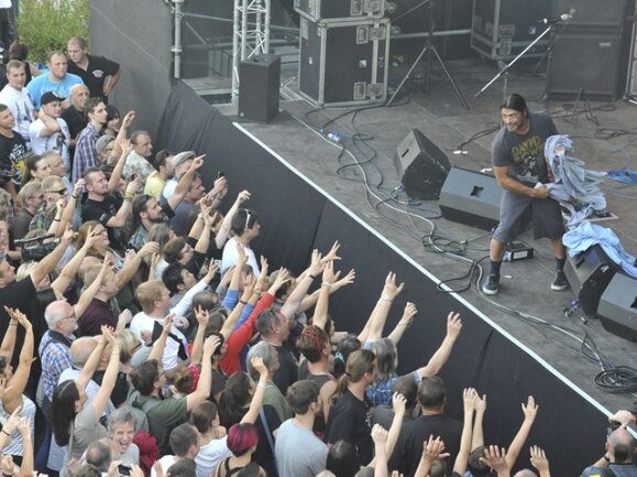 <p>
	<span class="Text">Metallica-Bassist Robert Trujillo verteilte T-Shirts an die Fans.</span></p>
