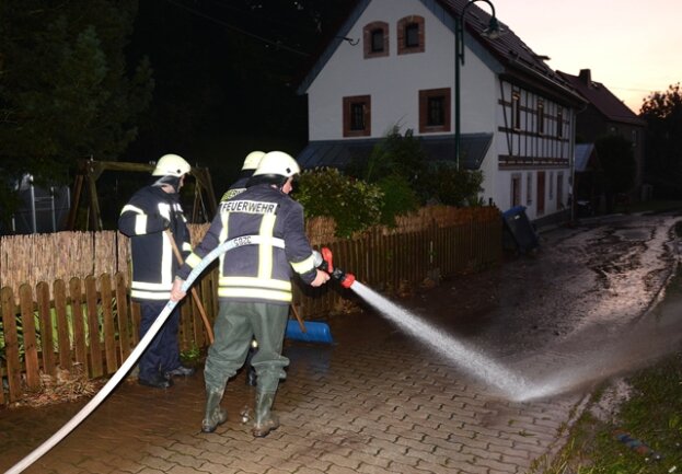 <p>
	Im Ortsteil Oberhain mussten Feuerwehrleute zwei leicht verletzte Insassen eines Pkw retten, der von Wassermassen eingeschlossen war.</p>
