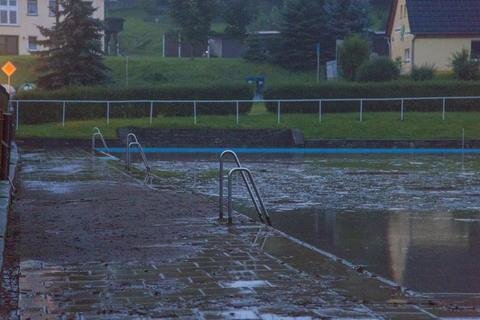 <p>
	Das Crottendorfer Freibad wurde zum wiederholten Mal überschwemmt. Im folgenden weitere Bilder des Geschehens ...</p>
