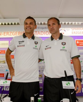 <p>
	Nach dem Vormittagstraining, das noch vom künftigen Co-Trainer Steffen Ziffert (rechts) geleitet worden war, stellte sich Stipic bei der Mannschaft vor.</p>
