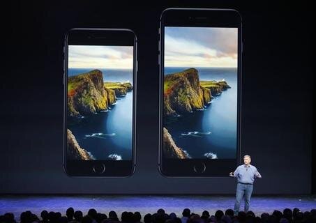 <p>
	Außerdem stellte Apple zwei iPhone-Modelle mit deutlich größeren Bildschirmen und ein mobiles Bezahlsystem vor, das der herkömmlichen Brieftasche Konkurrenz machen soll.</p>
