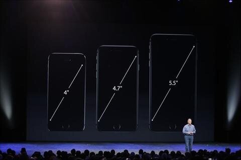 <p>
	Die neuen iPhone-Modelle (hier im Vergleich mit dem Vorgängermodell) haben Display-Diagonalen von 4,7 und 5,5 Zoll (knapp 12 und knapp 14 cm). Sie heißen iPhone 6 und iPhone 6 Plus.</p>
