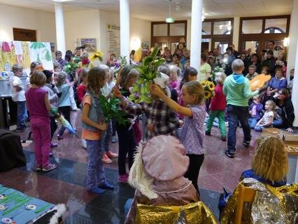 <p>
	Für den Händlerherbst hatten die Kinder der Regenbogen-Grundschule ein Theaterstück einstudiert und schließlich am Freitagabend im Rathaus der Großen Kreisstadt aufgeführt.</p>
