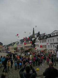 <p>
	Zum Auftakt des Rochlitzer Händlerherbstes am Freitagabend wurden jede Menge Luftballons mit Karten von Kindern und einer Rücksendeadresse gen Himmel geschickt wurden. Für den weitesten Ballon-Flug gibt es einen Preis.</p>
