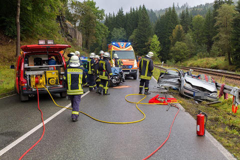<p>
	Beim Zusammenstoß eines Opel und eines Seat zwischen Erlabrunn und Johanngeorgenstadt wurden am Samstagnachmittag eine Frau getötet und drei Menschen verletzt.</p>
