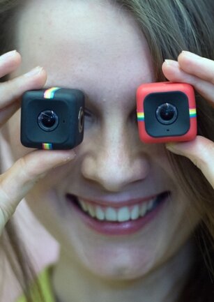 <p>
	Mit einer Minikamera meldet sich Polaroid, wie hier die neue Polaroid Cube-Kamera, zurück.</p>
