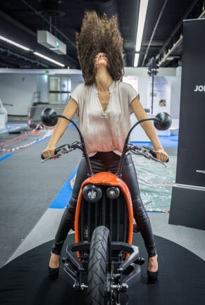 <p>
	<span class="Text">Ein Model sitzt auf einem Johammer J1 Elektromotorrad der Firma Johammer e-mobility aus Bad Leonfelden in Österreich.</span></p>
