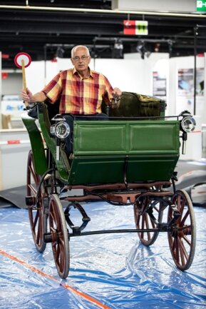 <p>
	<span class="Text">Die Rekonstruktion eines der ersten Elektroautos überhaupt, einen &quot;Flocken Elektrowagen&quot;, führt sein Erbauer Franz Maag aus Marktoberdorf vor. </span></p>
