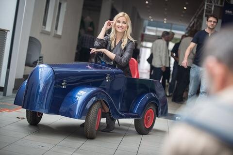 <p>
	Model Dina in einem Spielzeugauto, das Schüler der Meisterschule für Handwerker aus Kaiserslautern umgebaut haben.&nbsp;</p>
