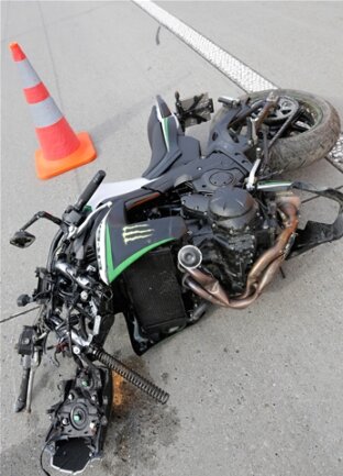 <p>
	Der Fahrer eines Motorrades Kawasaki verlor beim Überholvorgang die Gewalt über sein Fahrzeug.</p>
