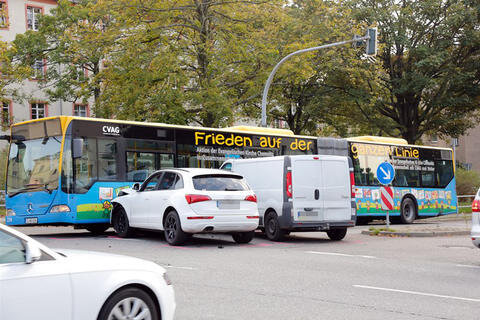 <p>
	Bei einem Unfall auf der Kreuzung Clausstraße/ Carl-von-Ossietzky-Straße sind am Dienstagnachmittag vier Menschen verletzt worden.</p>
