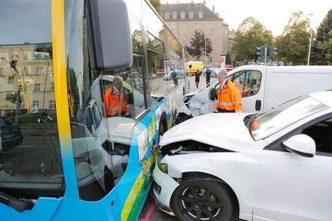 <p>
	Beide Autos drehten sich und stießen gegen einen Bus, der auf der Carl-von-Ossietzky-Straße in Richtung Lutherstraße fuhr.</p>
