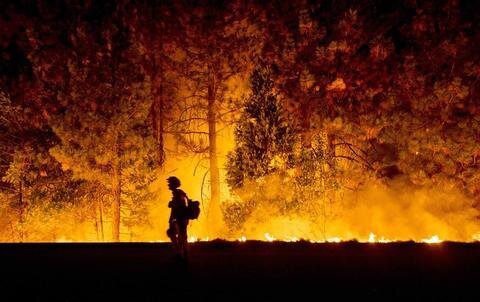<p>
	Wie die Behörde für Forstwirtschaft und Brandschutz mitteilte, mussten Tausende Menschen in Sicherheit gebracht werden, weil sich die Brände durch heiße Windböen ausgebreitet hatten.</p>
