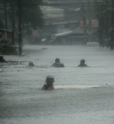 <p>
	Allein im Großraum&nbsp;Manila mussten sich fast 30 000 Menschen in Sicherheit bringen, weil Flüsse anschwollen und über die Ufer traten.</p>
