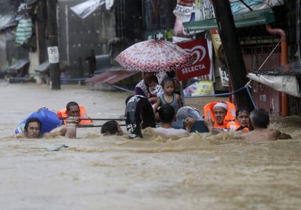 <p>
	Schwere Überschwemmungen nach einem heftigen Tropensturm haben auf den Philippinen am Freitag Zehntausende Menschen in die Flucht getrieben.&nbsp;</p>
