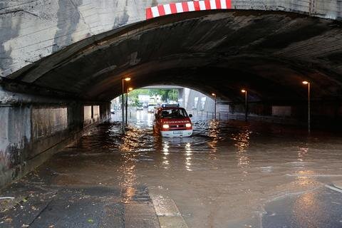 <p>
	Ein heftiges Gewitter mit ergiebigen Regenfällen hat am Freitag in Chemnitz eine Reihe von Straßen unter Wasser gesetzt.&nbsp;</p>
