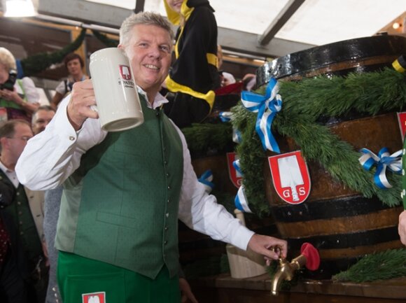 <p>
	Mit vier Schlägen hat Münchens Oberbürgermeister Dieter Reiter (SPD) das erste Fass Bier angezapft und damit die 181. Wiesn eröffnet.</p>
