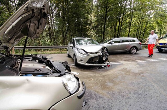 <p>
	Bei dem Unfall wurden der Fahrer des Ford und seine 82-jährige Beifahrerin sowie der Fahrer des VW und seine ebenfalls 82-jährige Beifahrerin schwer verletzt. Der Fahrer des Opels erlitt leichte Verletzungen. Schaden: 15.000 Euro.</p>
