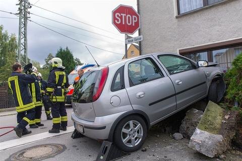 <p>
	Schrecksekunden in Königswalde: Ein Opel Corsa ist gestern Vormittag nur wenige Zentimeter vor einem Schlafzimmerfenster in einem Mehrfamilienhaus zum Stehen gekommen.</p>
