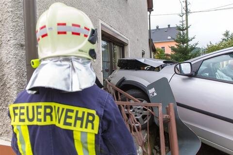 <p>
	Der Opel kam nach rechts von der Straße ab, durchbrach ein Geländer und prallte schließlich gegen eine Hauswand. „Dank einer Vormauer stand der Opel nicht im Schlafzimmer, denn diese bremste ihn arg ab“, berichtete Einsatzleiter Steffen Mroske von der Freiwilligen Feuerwehr Königswalde.</p>
