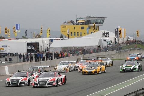 <p>
	Am Sonnabend verwiesen sie die Porsche-Fahrer Engelhart/van Lagen und am Sonntag deren Markenkollegen Renauer/Schwager auf den zweiten Platz.</p>
