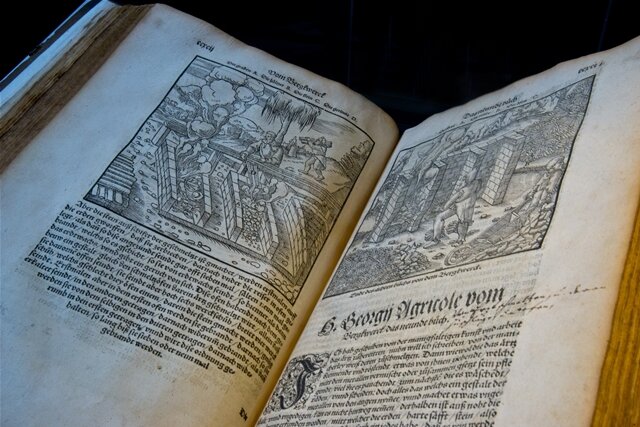 <p>
	Das 1556 in lateinischer und ein Jahr später in deutscher Sprache erschienene Werk war laut Museum rund 200 Jahre lang das wissenschaftliche Standardwerk für Bergbau und Metallverarbeitung.</p>
