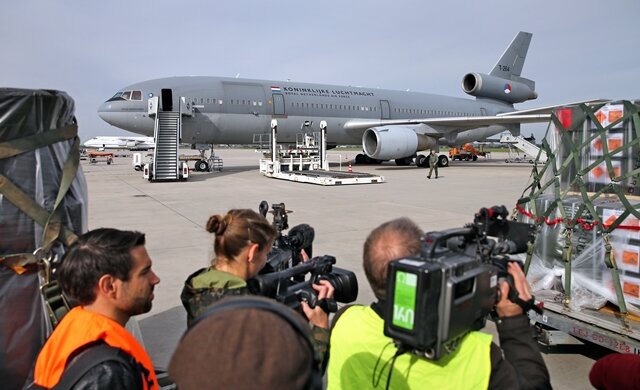 <p>
	Ein Transportflugzeug vom Typ Douglas KC-10 der niederländischen Luftwaffe wird am 24.09.2014 mit Waffen auf dem Flughafen Leipzig/Halle in Schkeuditz (Sachsen) beladen.</p>
