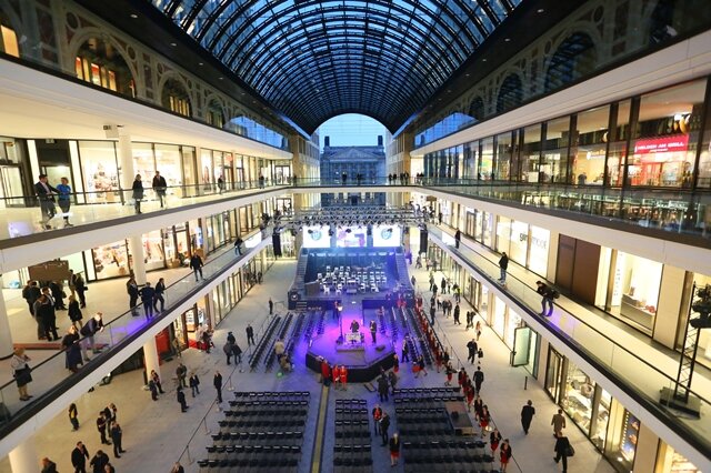 <p>
	Eine Milliarde Euro soll es gekostet haben, aus der Brache zwischen Leipziger Platz, Voßstraße und Wilhelmstraße ein neues Quartier zu machen. Die &quot;Mall of Berlin&quot; ist ein Koloss aus Glas, Beton und Stahl.</p>
