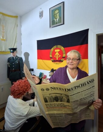 <p>
	Der Trabi vor der Tür weist den Weg in die Vergangenheit. Rund ein Vierteljahrhundert nach der Wiedervereinigung weckt die Chemnitzerin Heidi Dentler in einem grauen Altbau aus der Vorkriegszeit Erinnerungen an das Leben in der DDR.</p>
