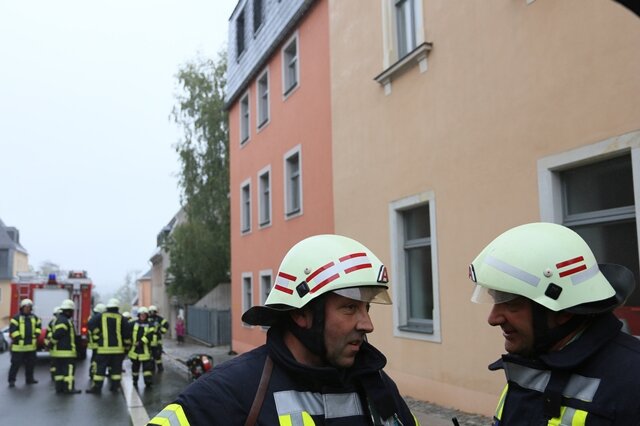 <p>
	Den Rauch bliesen sie mit einem Hochleistungslüfter aus dem Gebäude. Inklusive Notarzt und Rettungswagen waren etwa 30 Einsatzkräfte vor Ort.&nbsp;</p>
