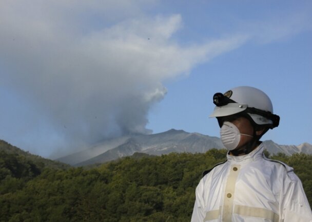 <p>
	Wegen starker Schwefelschwaden unterbrachen die Rettungskräfte in Japan ihren Bergungseinsatz am&nbsp;Gipfel des Vulkans.<br />
	&nbsp;</p>

