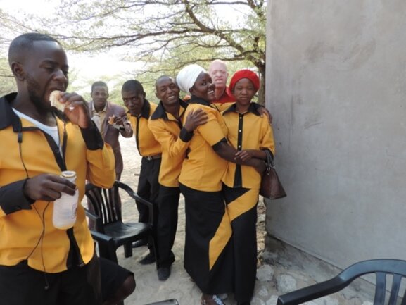<p>
	In der Gospel Kirche: der Chor “Living Water of flu Gospel Church of God in Namibia&quot; ist einzigartig in Namibia und tritt im ganzen Land auf.</p>
