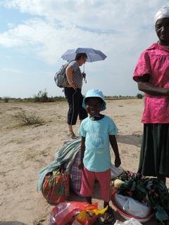 <p>
	Morgens 9:30, Großmutter wartet mit ihrer Enkelin am Okavango-Ufer. Sie möchte mit dem Mokoro (Einbaum) nach Angola übergesetzt werden.<br />
	&nbsp;</p>
